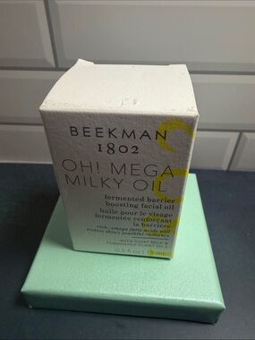 Beekman 1802 Oh! Mega Milky Oil – White with Yellow Accents